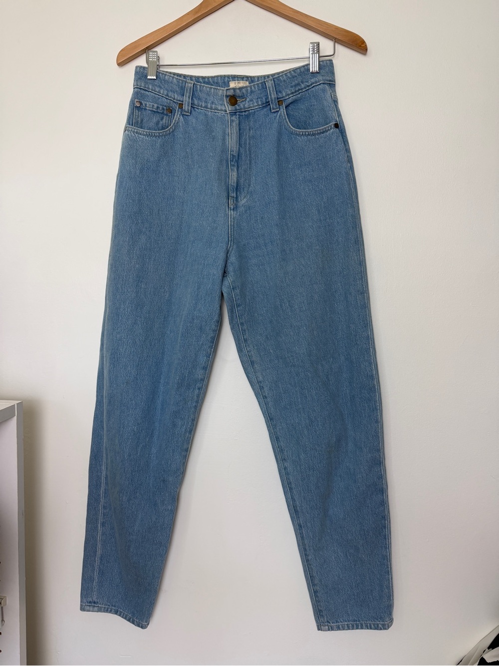 The simple folk classic blue HR straight leg jean